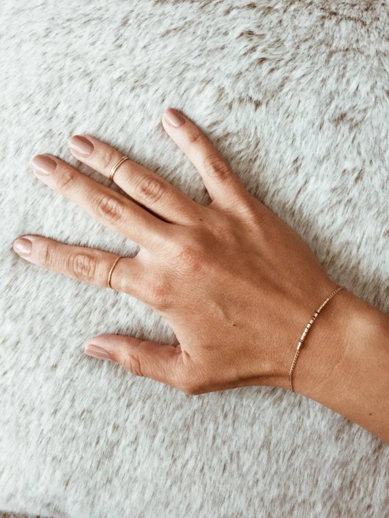 Fließen Sie Bar Armband in 14/20 Gold-Füllung Oder Sterling Silber Perlen Fließen Sie Bar Armband in 14/20 Gold-Füllung Oder Sterling Silber Perlen von JAYNEandJAMES