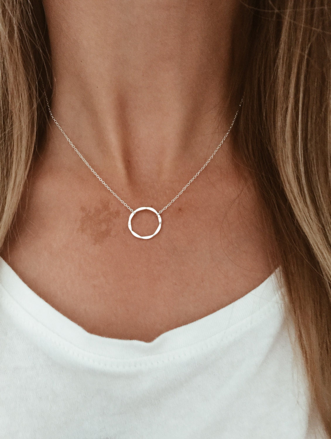 Gehämmerte Kreis Halskette in Sterling Silber Oder 14K Gold Fill Gehämmerte Kreis Halskette in Sterling Silber Oder 14K Gold Fill von JAYNEandJAMES