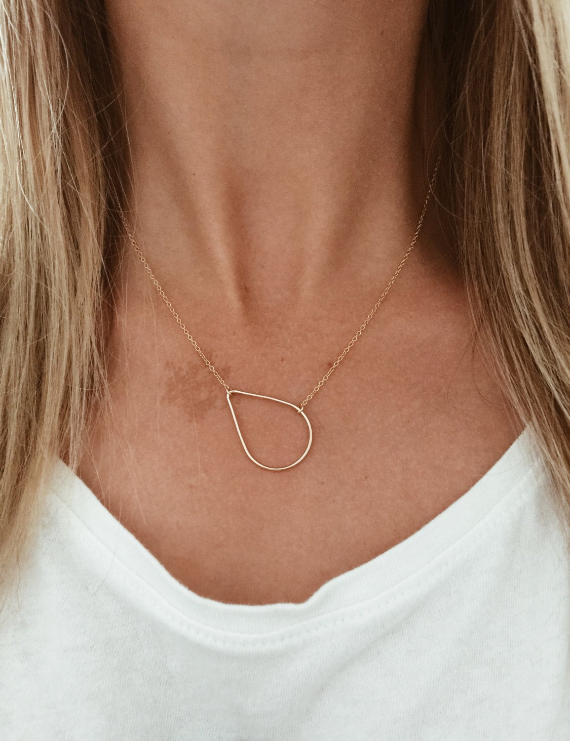 "Gold Oder Silber Teardrop Raindrop Halskette // 14/20 Gold-Fill Sterling-Silber An Einer 16 ", 18 " 20 "Kette." "Gold Oder Silber Teardrop Raindrop Halskette // 14/20 Gold-Fill Sterling-Silber An Einer 16 ", 18 " 20 "Kette." von JAYNEandJAMES