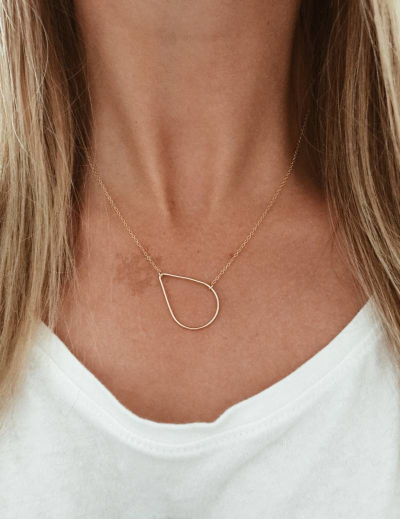 "Gold Oder Silber Teardrop Raindrop Halskette // 14/20 Gold-Fill Sterling-Silber An Einer 16 ", 18 " 20 "Kette." "Gold Oder Silber Teardrop Raindrop Halskette // 14/20 Gold-Fill Sterling-Silber An Einer 16 ", 18 " 20 "Kette." von JAYNEandJAMES