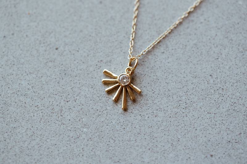 Goldener Sonnenstrahl Halskette in 14/20 Gold Fill Mit Einem Cz Stein Goldener Sonnenstrahl Halskette in 14/20 Gold Fill Mit Einem Cz Stein von JAYNEandJAMES