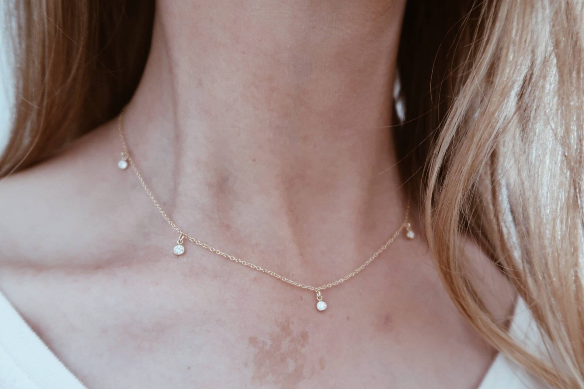 Hängende Diamanten Halskette in 14K Gold Fill Mit Fünf Cz Diamant Steinen Hängende Diamanten Halskette in 14K Gold Fill Mit Fünf Cz Diamant Steinen von JAYNEandJAMES