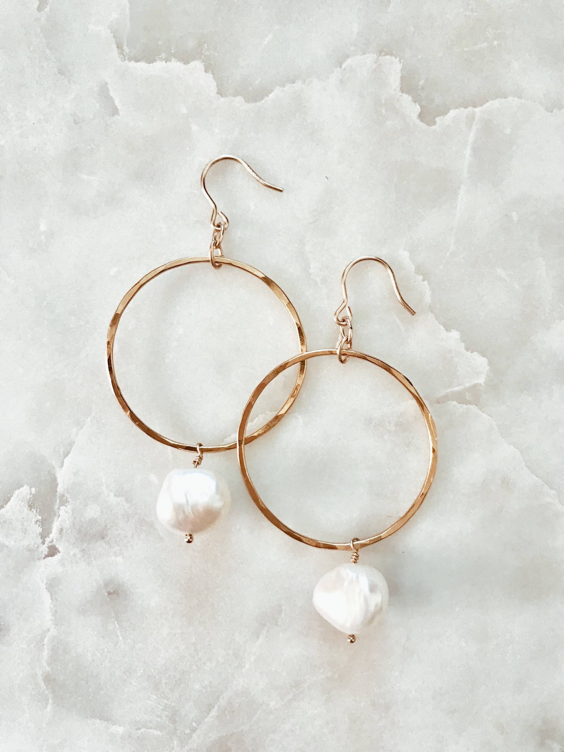 Hängende Perlen-Creolen Mit Süßwasserperle Und 14/20 Goldfill Hängende Perlen-Creolen Mit Süßwasserperle Und 14/20 Goldfill von JAYNEandJAMES