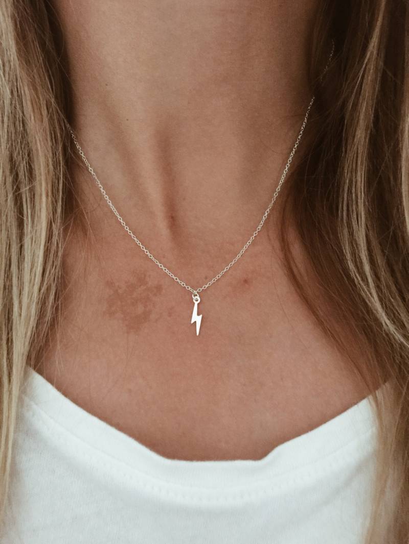 Kleine Lightening Bolt Halskette - in 14/20 Gold Oder Sterling Silber 14, 15, 16, 17, 18, 19, 20 "Kette Kleine Lightening Bolt Halskette - in 14/20 Gold Oder Sterling Silber 14, 15, 16, 17, 18, 19, 20 "Kette von JAYNEandJAMES