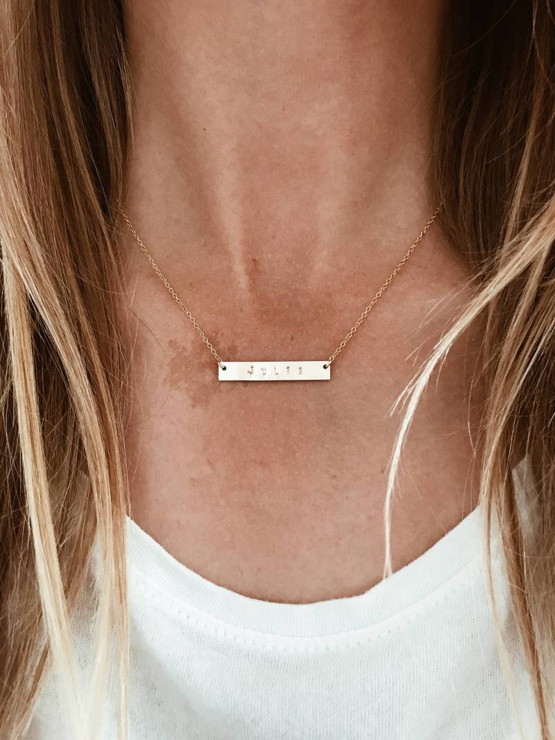 Personalisierte Custom Stamped Bar Halskette in 14/20 Gold Fill Personalisierte Custom Stamped Bar Halskette in 14/20 Gold Fill von JAYNEandJAMES