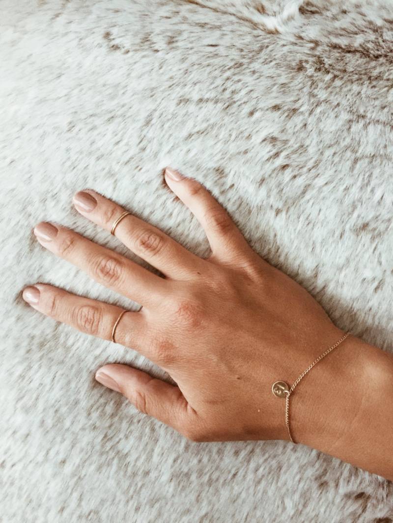 Personalisierte Stempel Kreis Bettelarmband in 14/20 Gold-Füllung, Rose Gold-Füllung Oder Sterling Silber Personalisierte Stempel Kreis Bettelarmband in 14/20 Gold-Füllung, Rose Gold-Füllung Oder Sterling Silber von JAYNEandJAMES