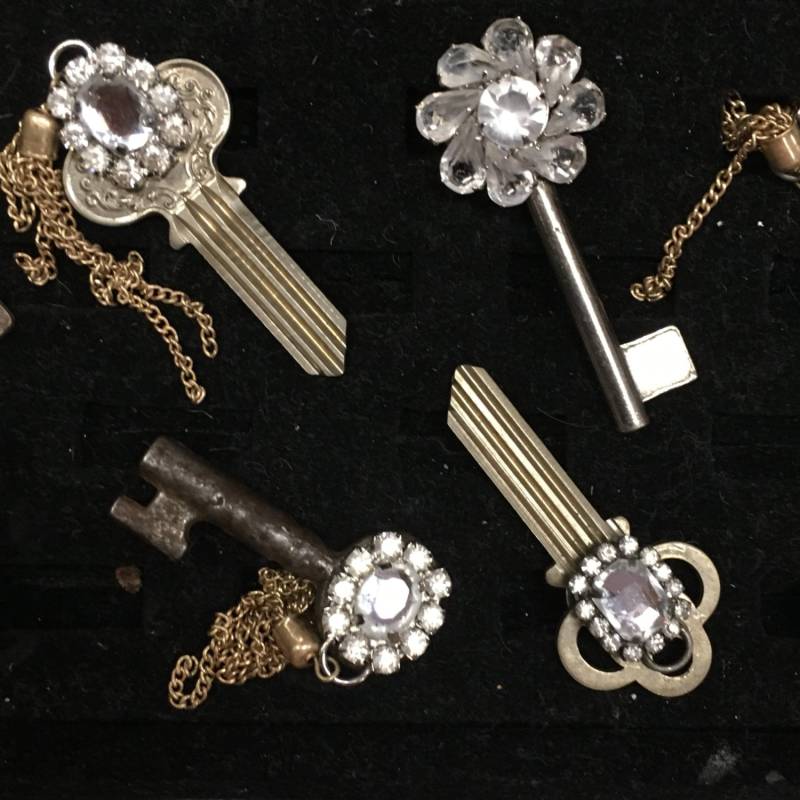Pin - Vintage Mixed Metal Schlüssel Pin Handgemachte Pins Mit Elementen Für Männer Und Frauen Von Jbkreative von JBKreative