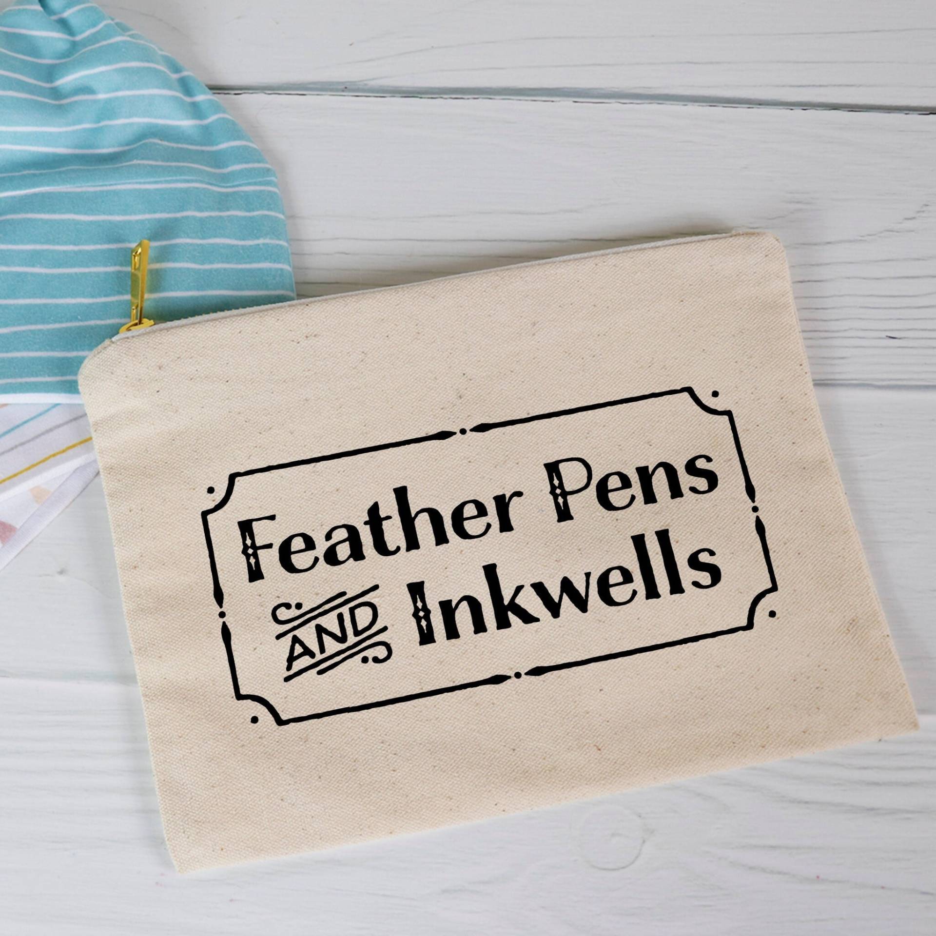 Feder-Kugelschreiber Und Tintenfässer Stiftetasche | Canvas Reißverschlusstasche Weit Verbreitete Panic Lyric Space Wrangler Zitat Feder-Kugelschreiber Und Tintenfässer Stiftetasche | Canvas Reißverschlusstasche Weit Verbreitete Panic Lyric Space Wrangler Zitat von JBNelsonDesigns