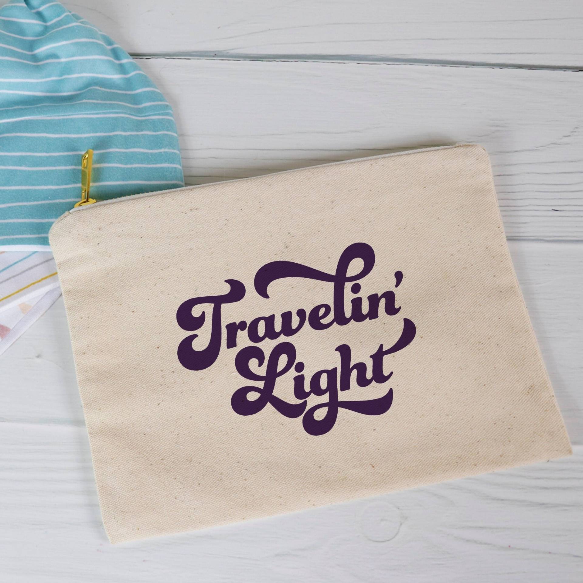 Travelin "Light Kosmetiktasche Für Frauen | Canvas Reißverschlusstasche Jj Cale Lyrik Weit Verbreitetes Panic Song Zitat Travelin "Light Kosmetiktasche Für Frauen | Canvas Reißverschlusstasche Jj Cale Lyrik Weit Verbreitetes Panic Song Zitat von JBNelsonDesigns
