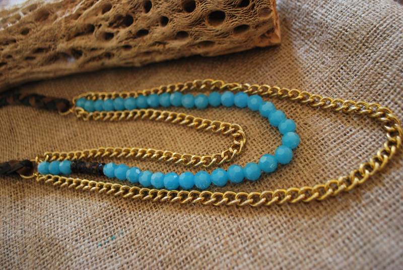 Aqua Blue Chalcedony Perlenkette Mit Goldfarbener Kette Und Geflochtenem Leder Aqua Blue Chalcedony Perlenkette Mit Goldfarbener Kette Und Geflochtenem Leder von JBeseda