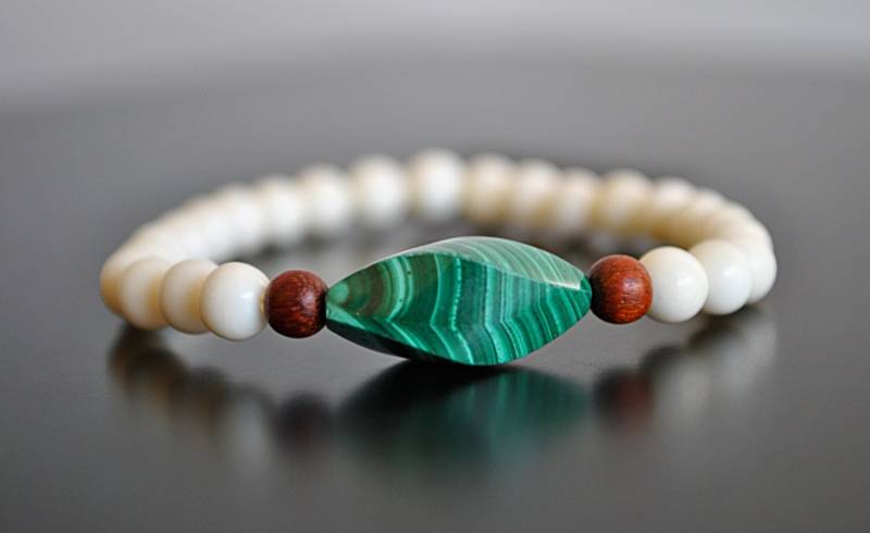 Dehnbar Knochen Armband Mit Malachit Und Sandelholz von JBeseda