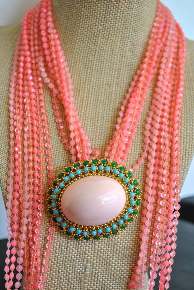 Grüne Und Pinke Kunststoffperlenkette Mit Vintage Brosche Grüne Und Pinke Kunststoffperlenkette Mit Vintage Brosche von JBeseda