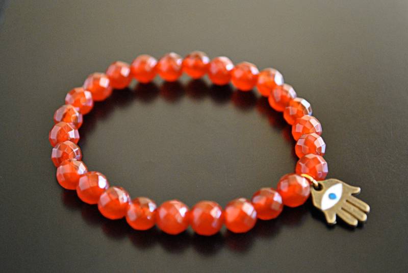 Hamsa Dehnbar Armband Mit Karneolperlen Hamsa Dehnbar Armband Mit Karneolperlen von JBeseda