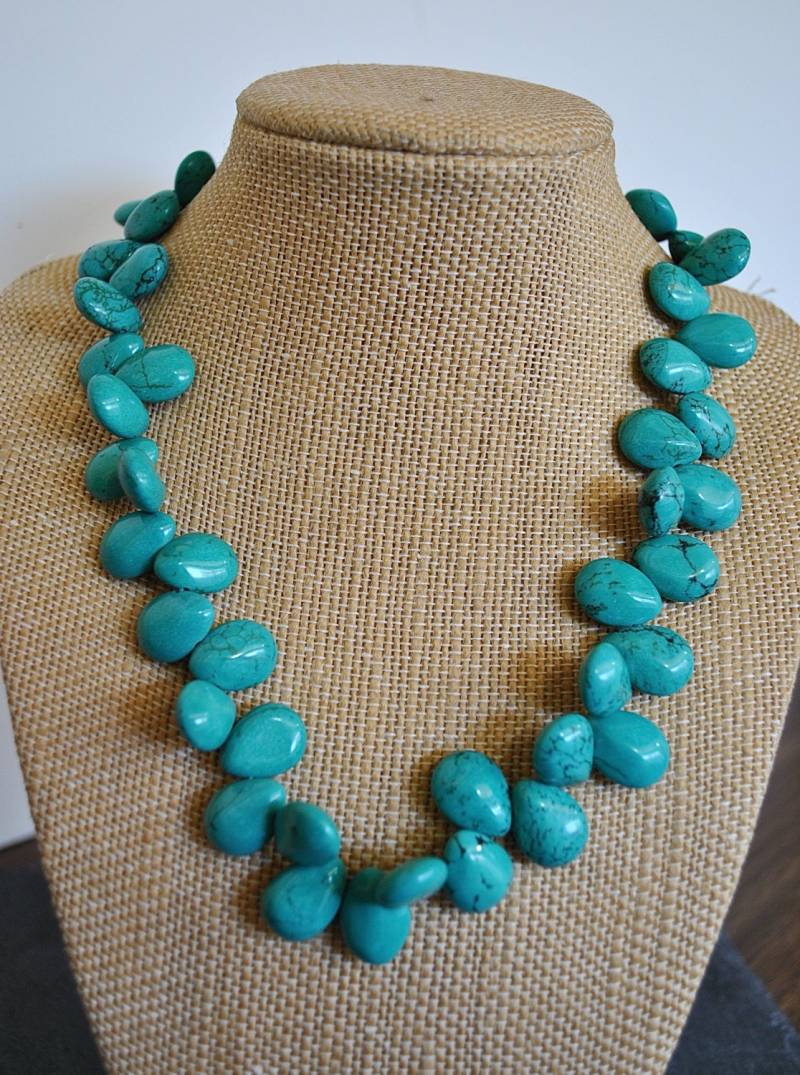 Handgefärbte Knoted Teardrops Kette in Türkis von JBeseda