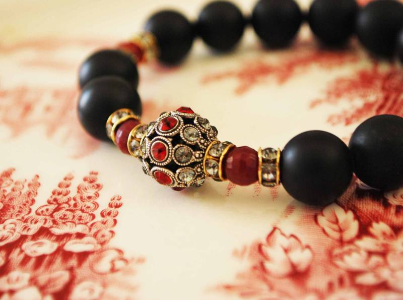 Schwarzes Onyx Armband Mit Rubin Jade Perlen von JBeseda