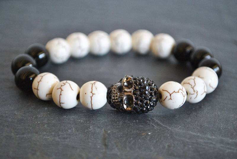 Schwarzes Skull Armband Mit Weißen Howlith Perlen Und Schwarzen Onyx Perlen Schwarzes Skull Armband Mit Weißen Howlith Perlen Und Schwarzen Onyx Perlen von JBeseda
