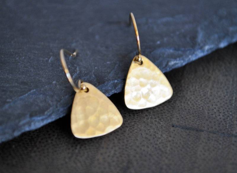 Zierliche Dreieck Gold Messing Ohrringe von JBeseda