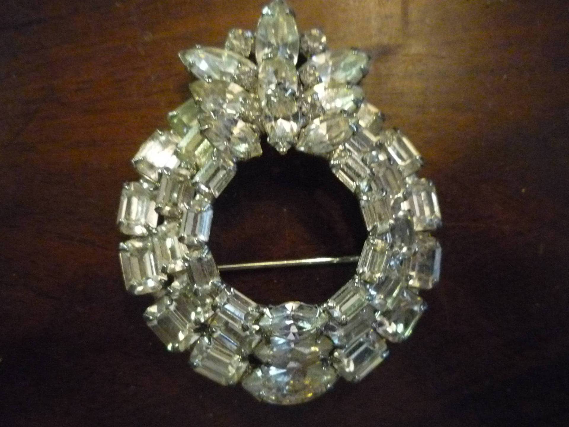Crystal Strass Brosche, Großer Kreis Mit Kronen-Design - Helle 2, 5 Zoll X 2 48 Steine Ananas Vintage-Statement-Stück Crystal Strass Brosche, Großer Kreis Mit Kronen-Design - Helle 2, 5 Zoll X 2 48 Steine Ananas Vintage-Statement-Stück von JBling