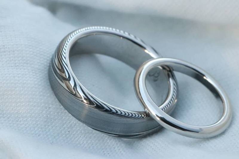 Damaststahl & Platin Ehering Set Für Sie Und Ihn Individualisierbare Ringe von JBluntDesigns