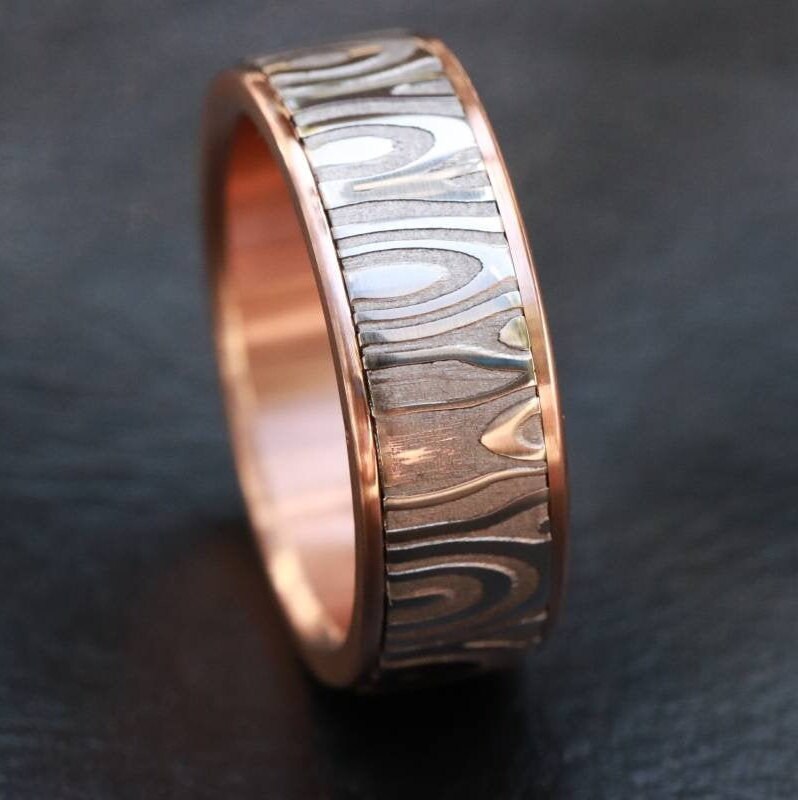 Rose Gold & Edelstahl Damaskus Damasteel 14K 18K Anpassbare Stahl Ring Gold Rosegold von JBluntDesigns