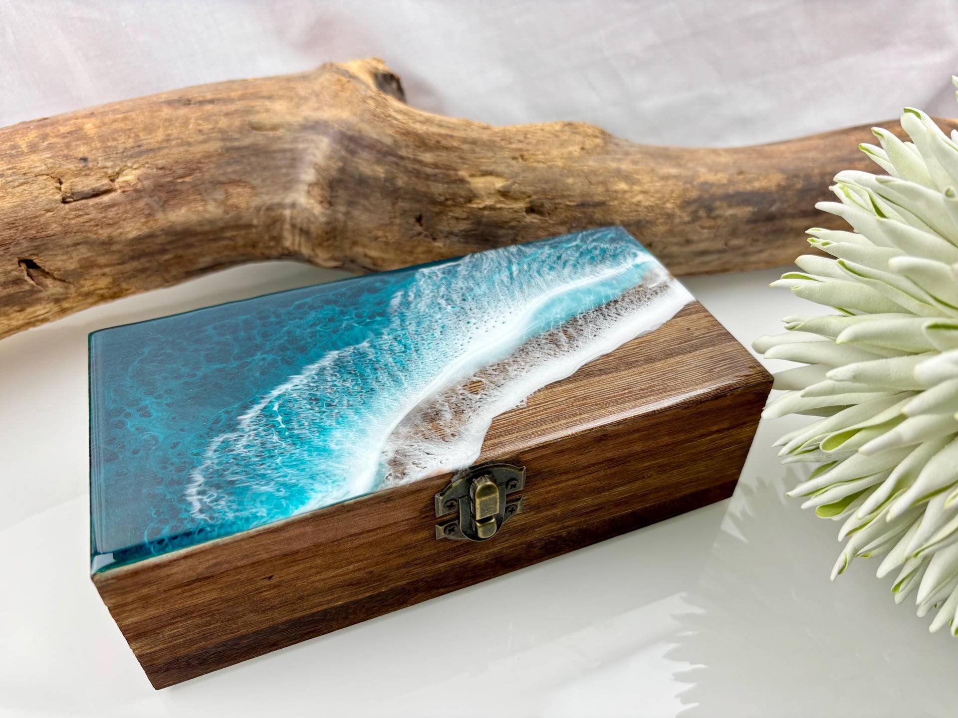 Resin-Aufbewahrungsbox Holz Unikat, Strand, Meer, Wellen, Epoxidharz, Harz, Holzbox Holzkästchen, Schmuckästchen Schmuckkasten Grün von JCFeuerholz