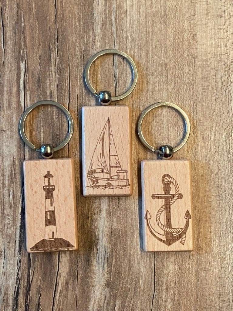 Segelboot, Leuchtturm, Anker Schlüsselanhänger Holz Mit Wunschtext, Personalisierbar von JCFeuerholz
