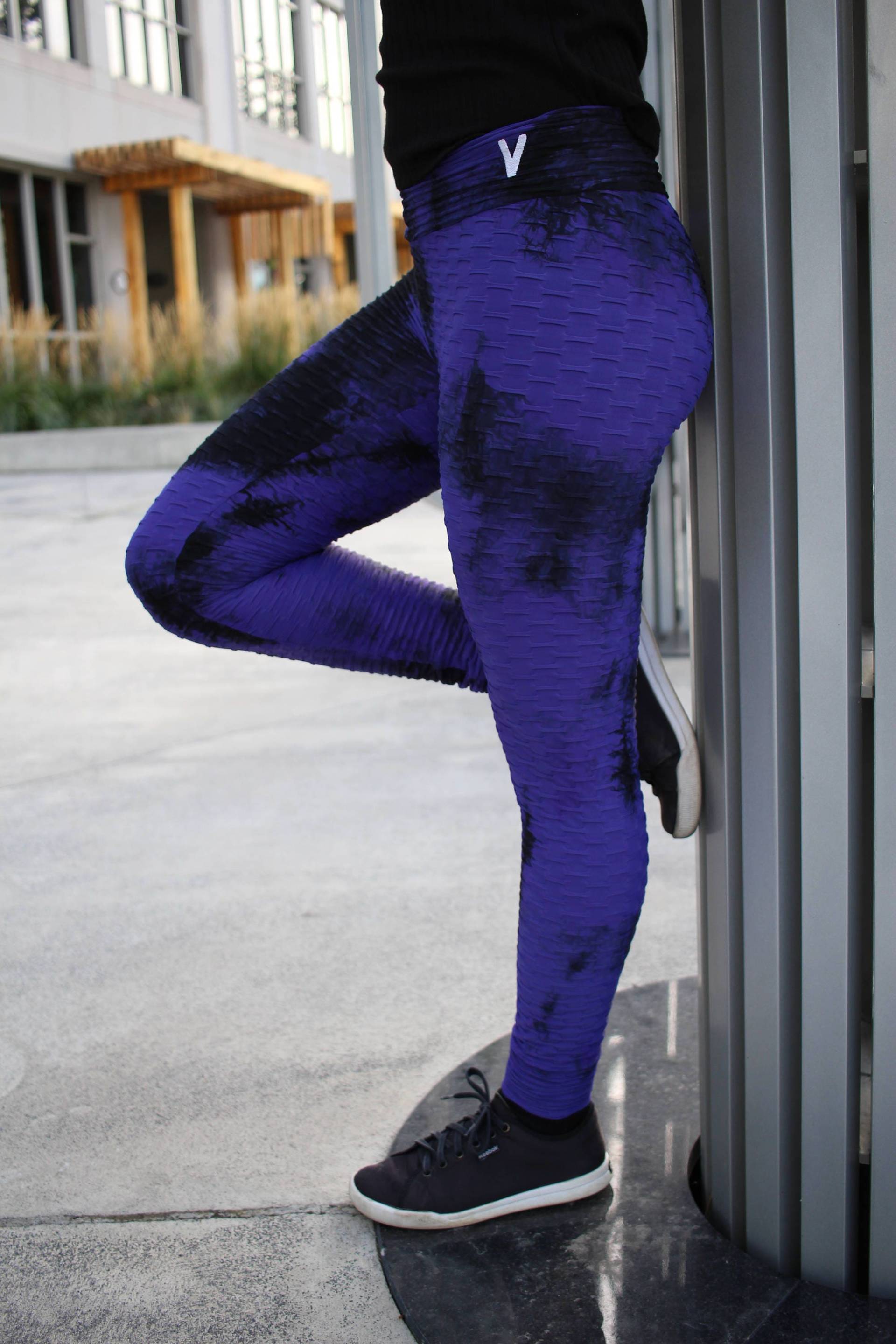 Lila Krawatte Farbstoff Strukturierte Leggins - Hoch Taillierte Yogahose Lila Krawatte Farbstoff Strukturierte Leggins - Hoch Taillierte Yogahose von JCurvesLeggings