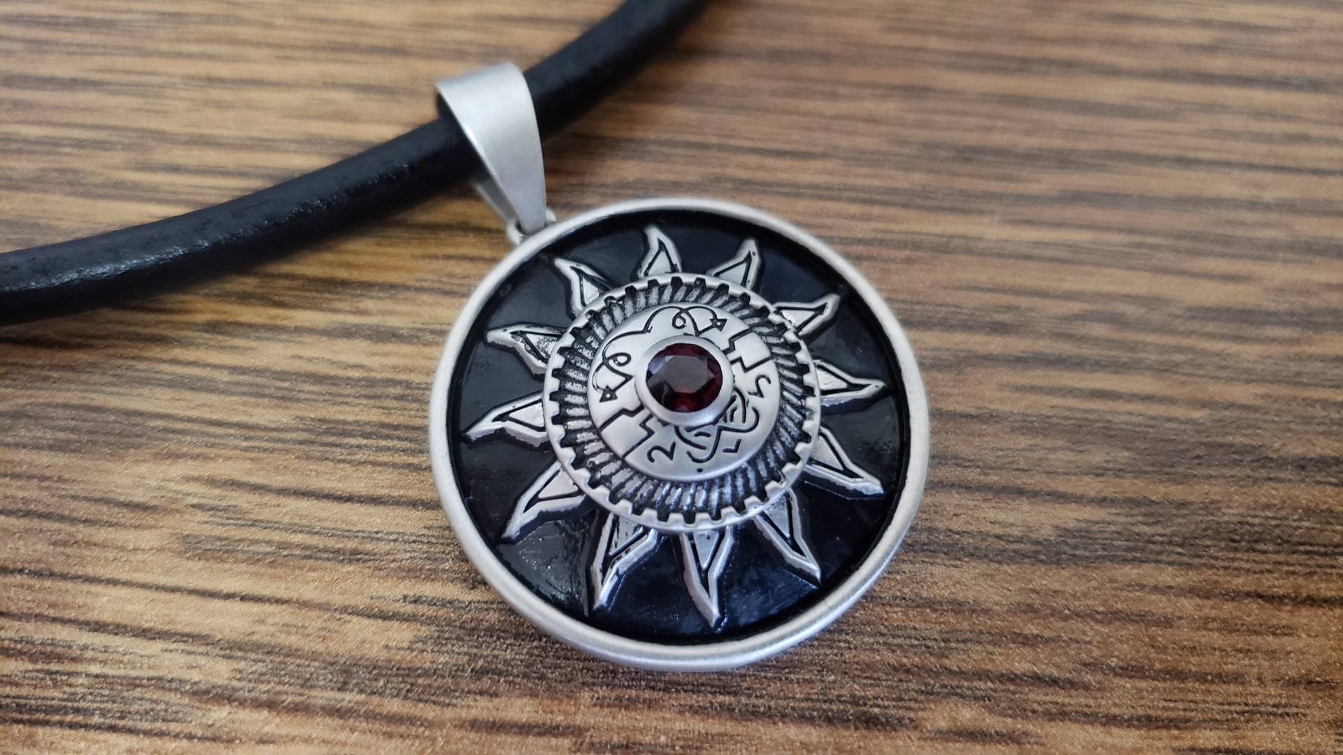 Heiliges Symbol Von Ravenkind Disc-Anhänger Heiliges Symbol Von Ravenkind Disc-Anhänger von JDFGeekyDesigns