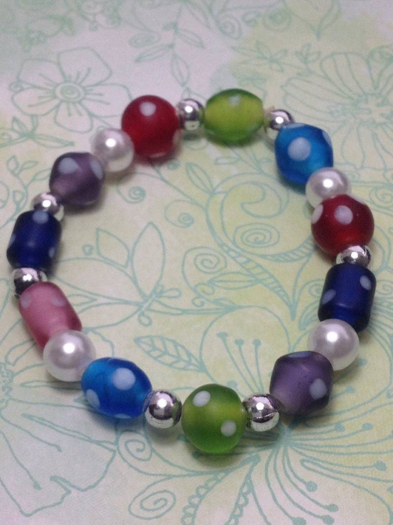 Mehrfarbiges Polka Dot Glas Und Faux Pearl Perlenarmband von JDKCraftStudio