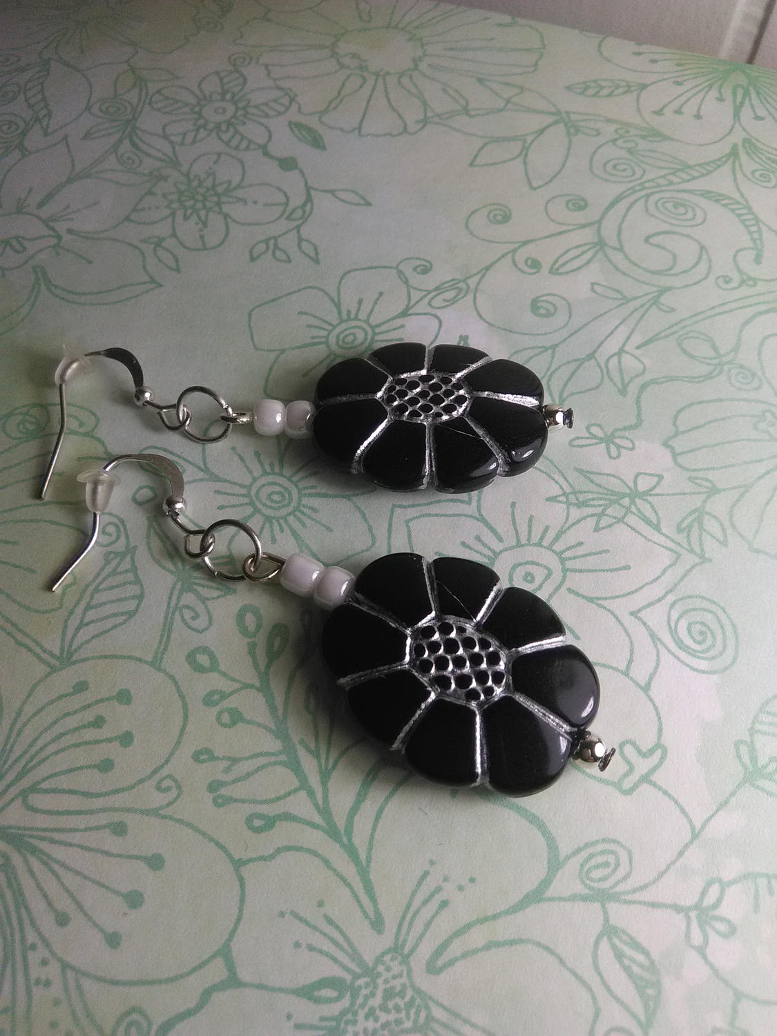 Schwarz, Weiss Und Silberne Netzohrringe von JDKCraftStudio