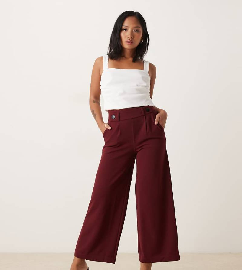 JDY Petite - Dad-Hose in Burgunderrot mit Knopfdetail und weitem Bein von JDY Petite