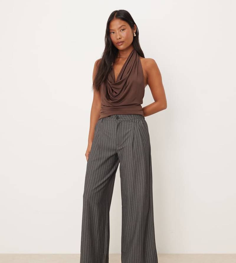 JDY Petite - Elegante Hose in Grau mit Nadelstreifen und weitem Bein von JDY Petite