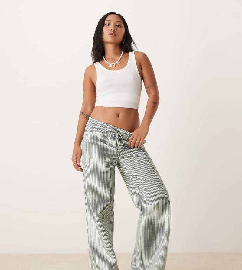 JDY Petite - Hose aus Seersucker in gestreiftem Grün von JDY Petite