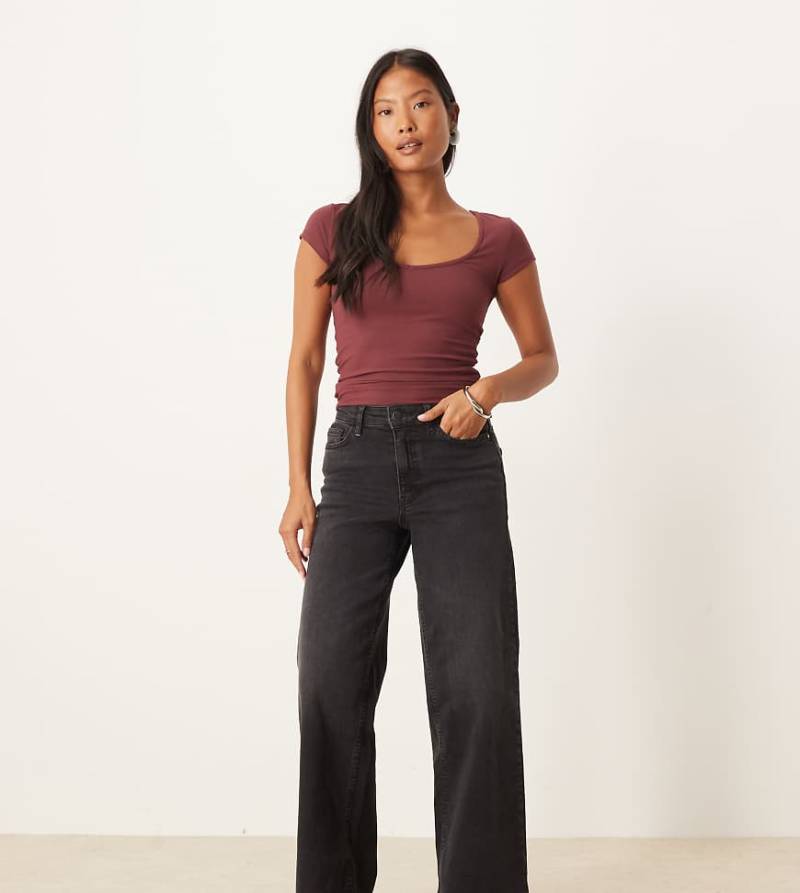 JDY Petite - Jeans aus Denim in Schwarz mit weitem Bein und hohem Bund von JDY Petite