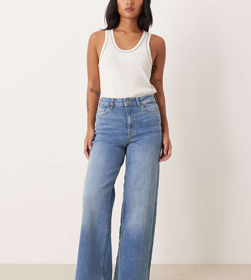 JDY Petite - Jeans aus Denim in mittelblauer Waschung mit weitem Bein und hohem Bund JDY Petite - Jeans aus Denim in mittelblauer Waschung mit weitem Bein und hohem Bund von JDY Petite