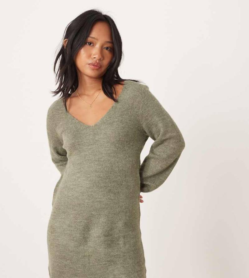 JDY Petite - Kurzes Strickkleid in Dunkelgrün mit V-Ausschnitt von JDY Petite