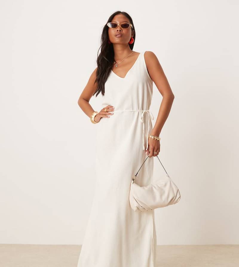 JDY Petite - Leinenmix-Maxikleid in Weiß mit Bindedetail von JDY Petite