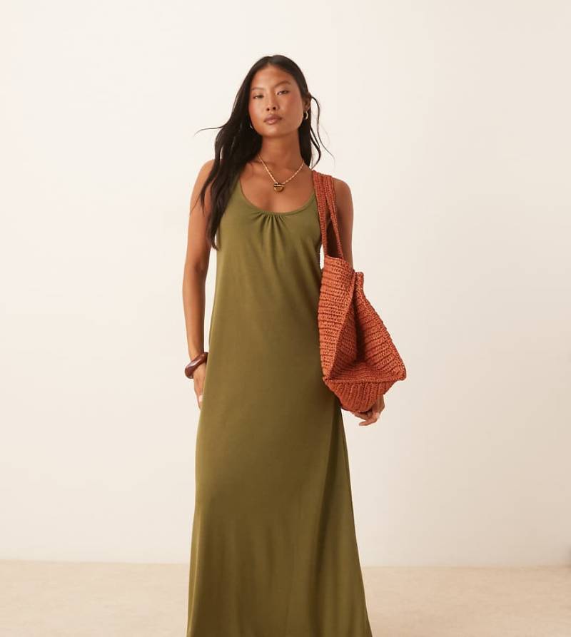 JDY Petite - Maxikleid in Olivgrün mit Bindedetail auf der Rückseite JDY Petite - Maxikleid in Olivgrün mit Bindedetail auf der Rückseite von JDY Petite