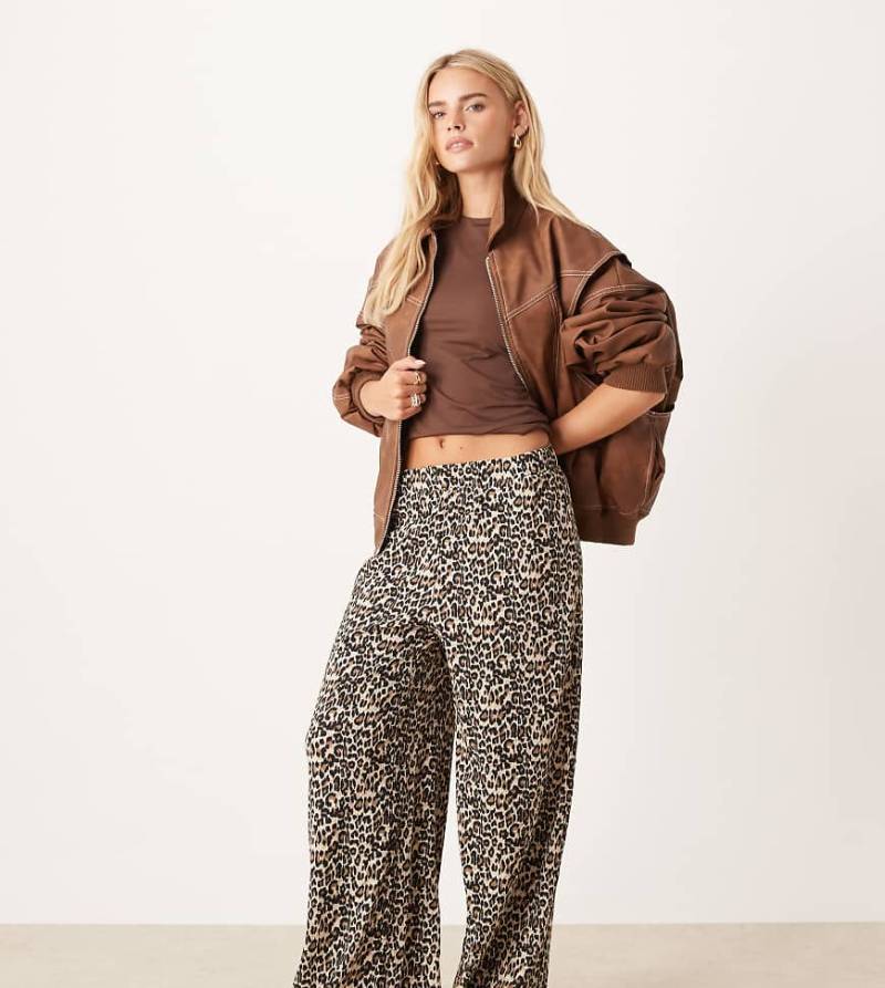 JDY Petite - Strukturierte Hose mit Leopardenmuster und weitem Bein-Neutral von JDY Petite