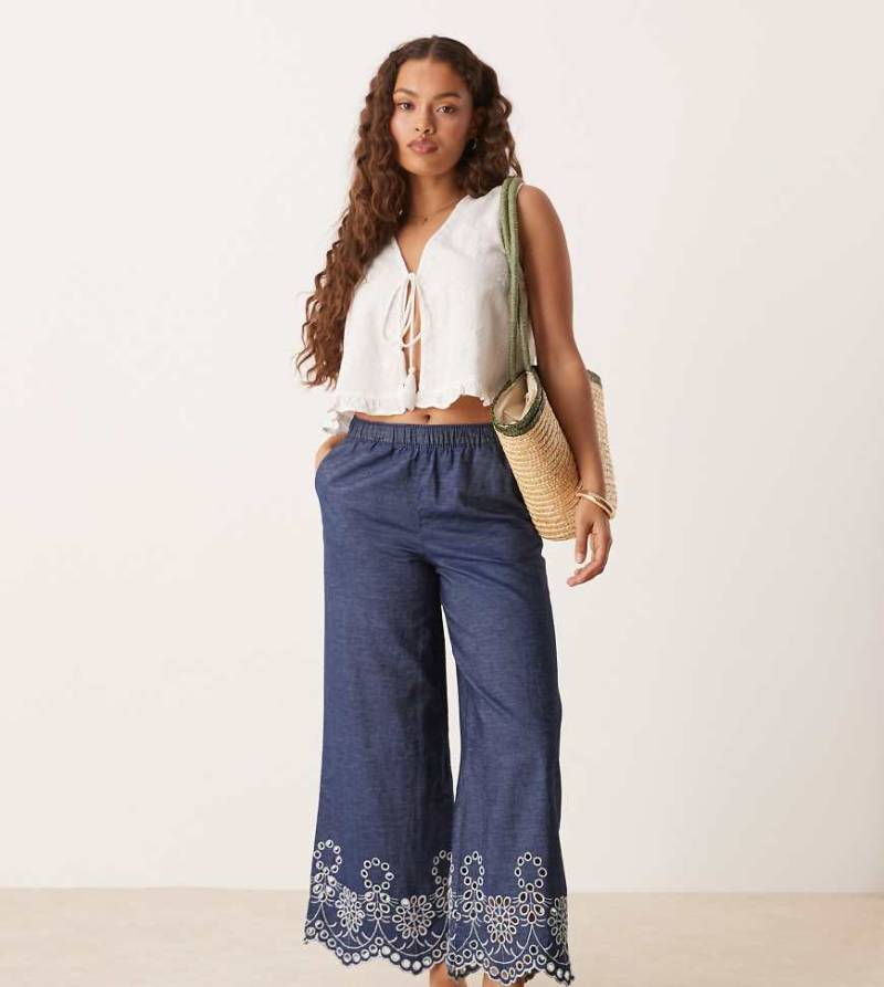 JDY Petite - Verkürzte Hose in mittelblauer Waschung mit Stickerei von JDY Petite