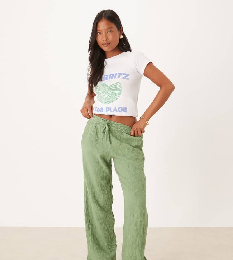 JDY Petite - Weit geschnittene Hose aus dünnem, weitmaschig gewebtem Baumwollstoff in Grün von JDY Petite