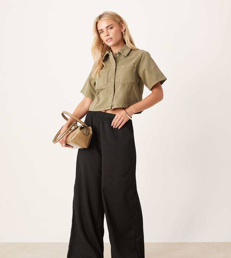 JDY Petite - Weit geschnittene Hose in strukturiertem Schwarz von JDY Petite