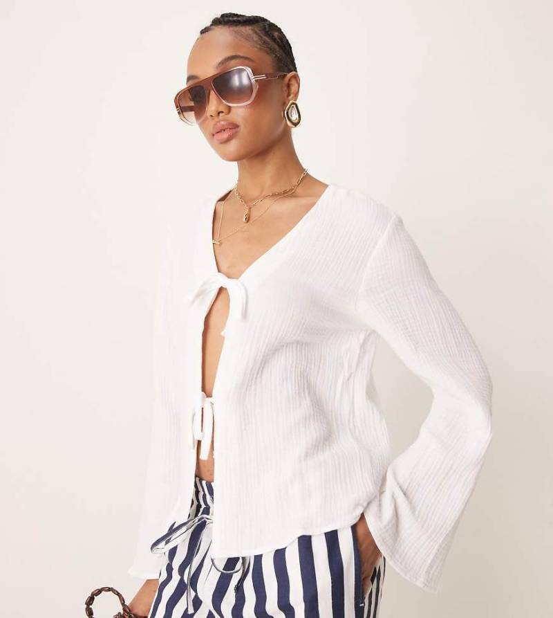 JDY - Hemdbluse aus grob gewebtem Stoff in Weiß mit gebundener Vorderseite, Kombiteil von JDY Tall