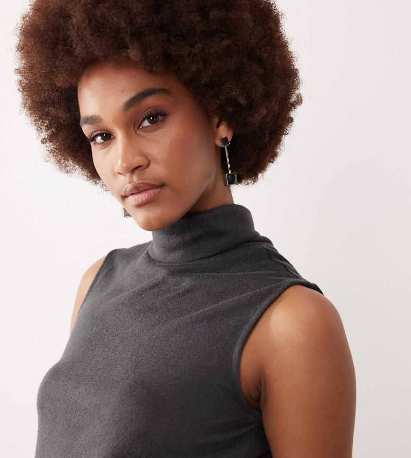 JDY Tall - Ärmelloses Oberteil in Dunkelgrau mit Rollkragen, Kombiteil von JDY Tall