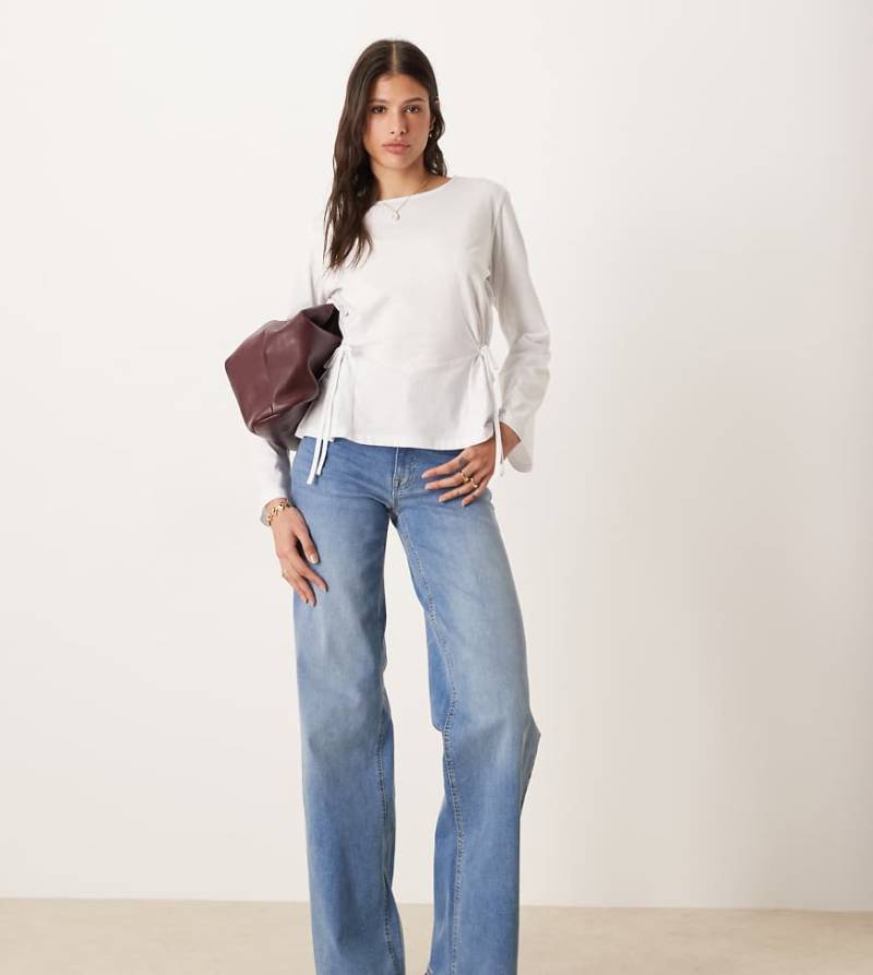 JDY Tall - Denim-Jeans in Mittelblau mit weitem Bein und hohem Bund JDY Tall - Denim-Jeans in Mittelblau mit weitem Bein und hohem Bund von JDY Tall