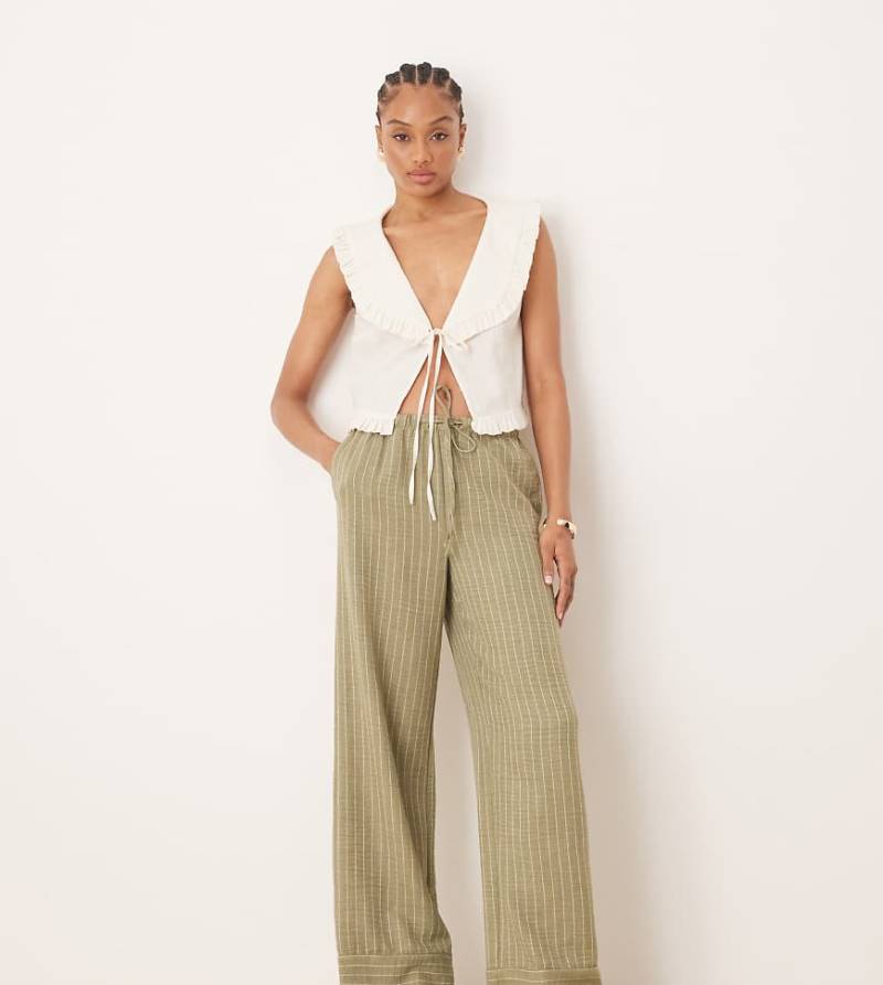 JDY Tall - Hose in Grün mit Streifen und weitem Bein JDY Tall - Hose in Grün mit Streifen und weitem Bein von JDY Tall