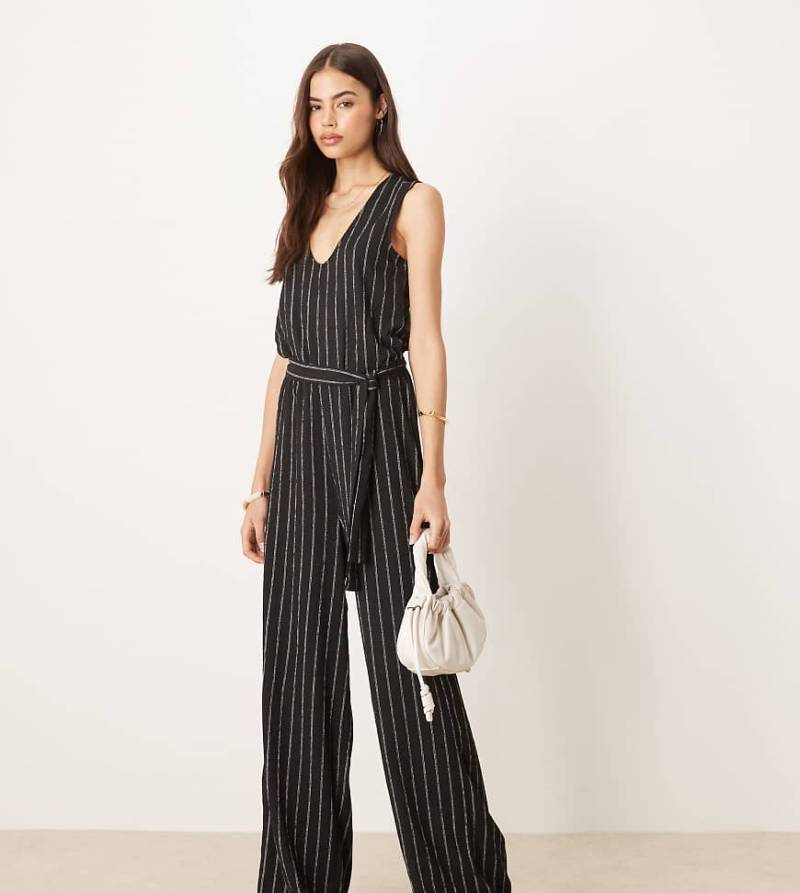 JDY Tall - Jumpsuit in Schwarz mit weißen Nadelstreifen und Bindegürtel von JDY Tall