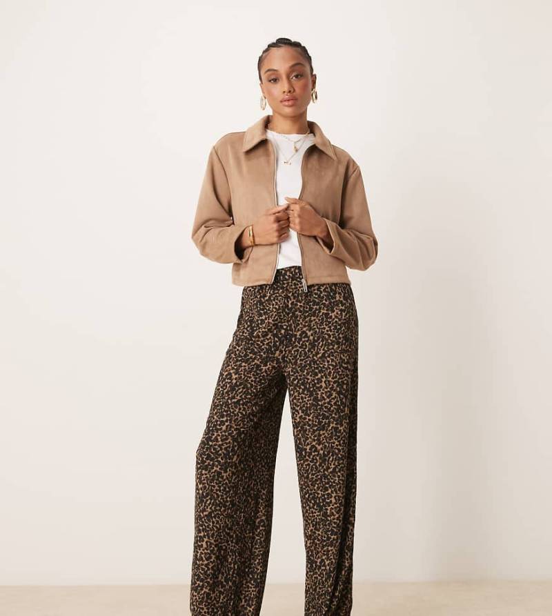 JDY Tall - Strukturierte Hose mit weitem Bein und Leopardenmuster-Braun von JDY Tall