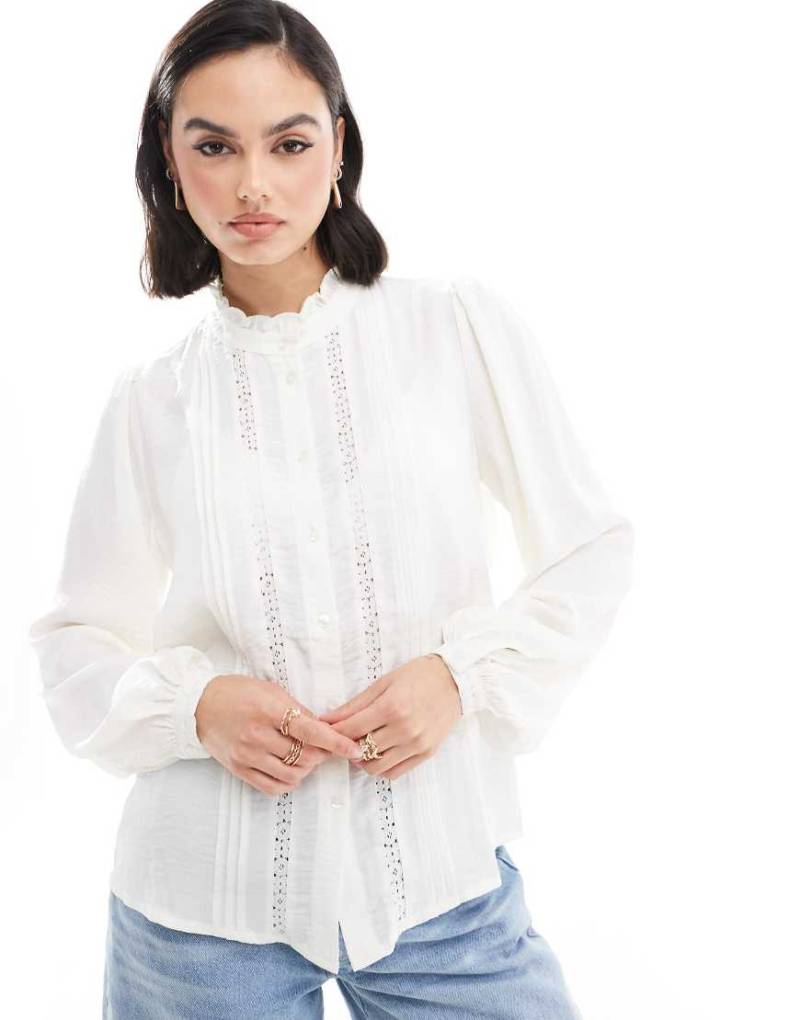 JDY - Bluse in Cremeweiß mit Spitzen-Detail von JDY
