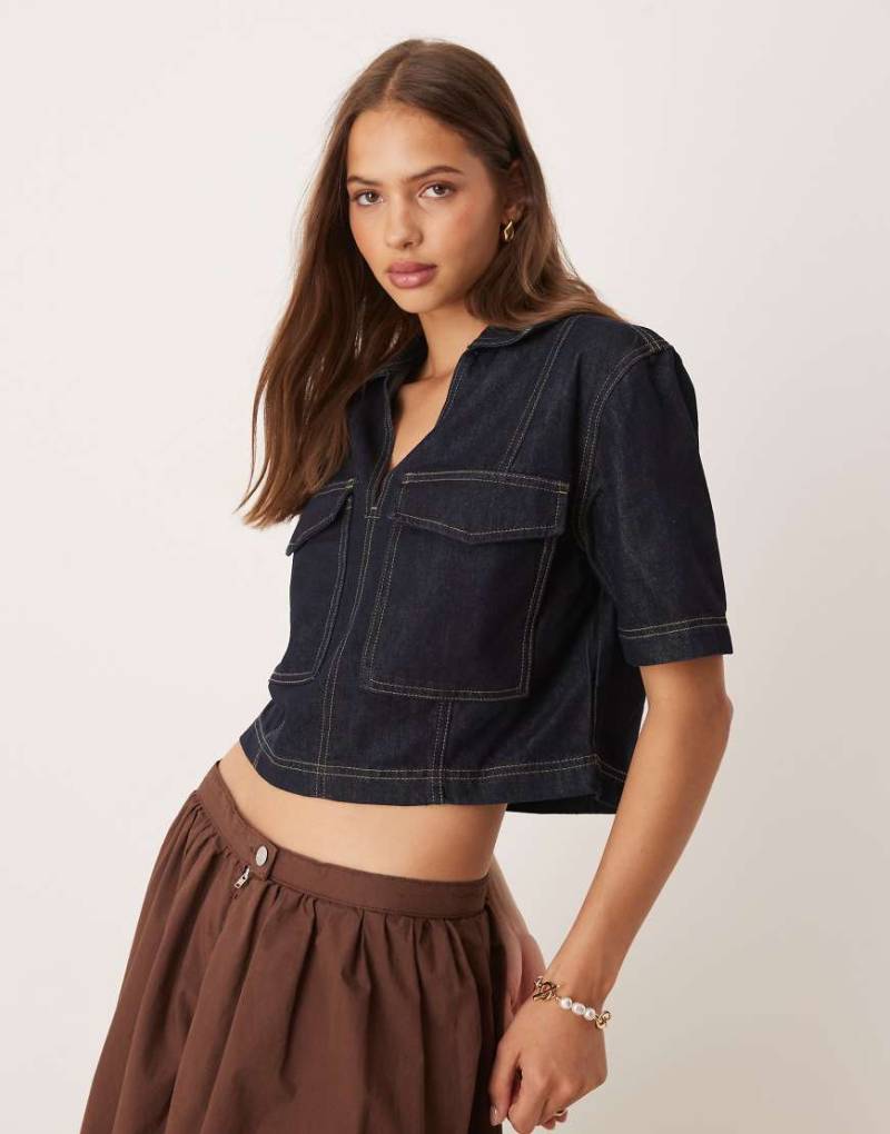 JDY - Boxy Fit Denim-Oberteil in Dunkelblau mit V-Ausschnitt von JDY